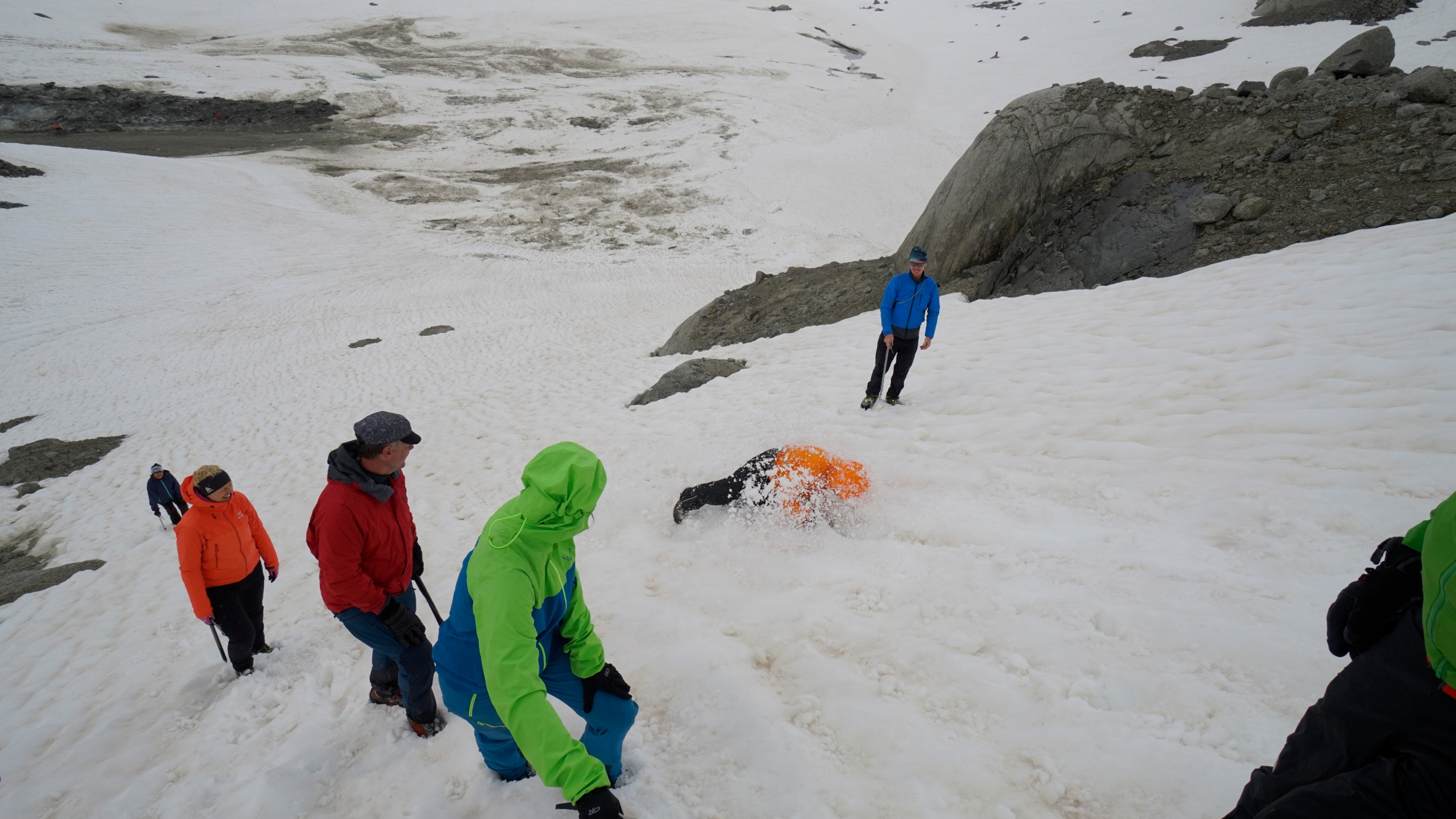 Berg+Ski: Hochtourenausbildung – Das Üben der Pickelbremse (ohne nass zu werden)