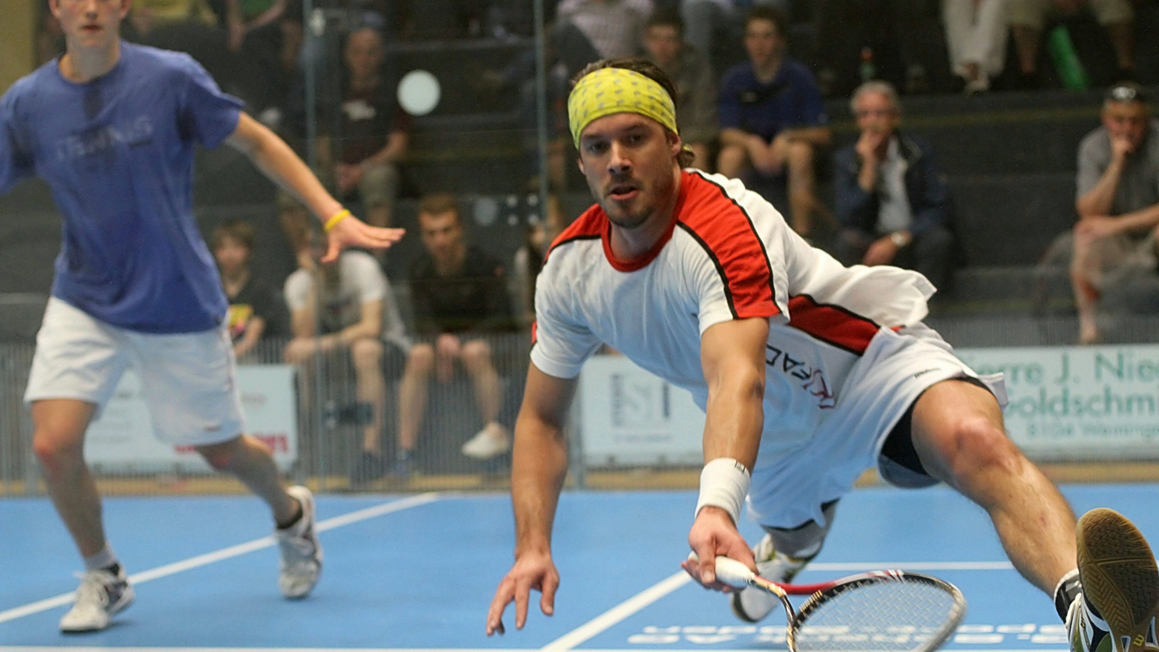 Squash. Schweizer Einzel-Meisterschaft. Spiel um Rang drei. 9. April 2011. Vitis SportCenter Schlieren. Marco Dätwyler (Sihltal, weisses Shirt), Lukas Burkhart (Kriens, blaues Shirt). Foto: Stefan Kleiser